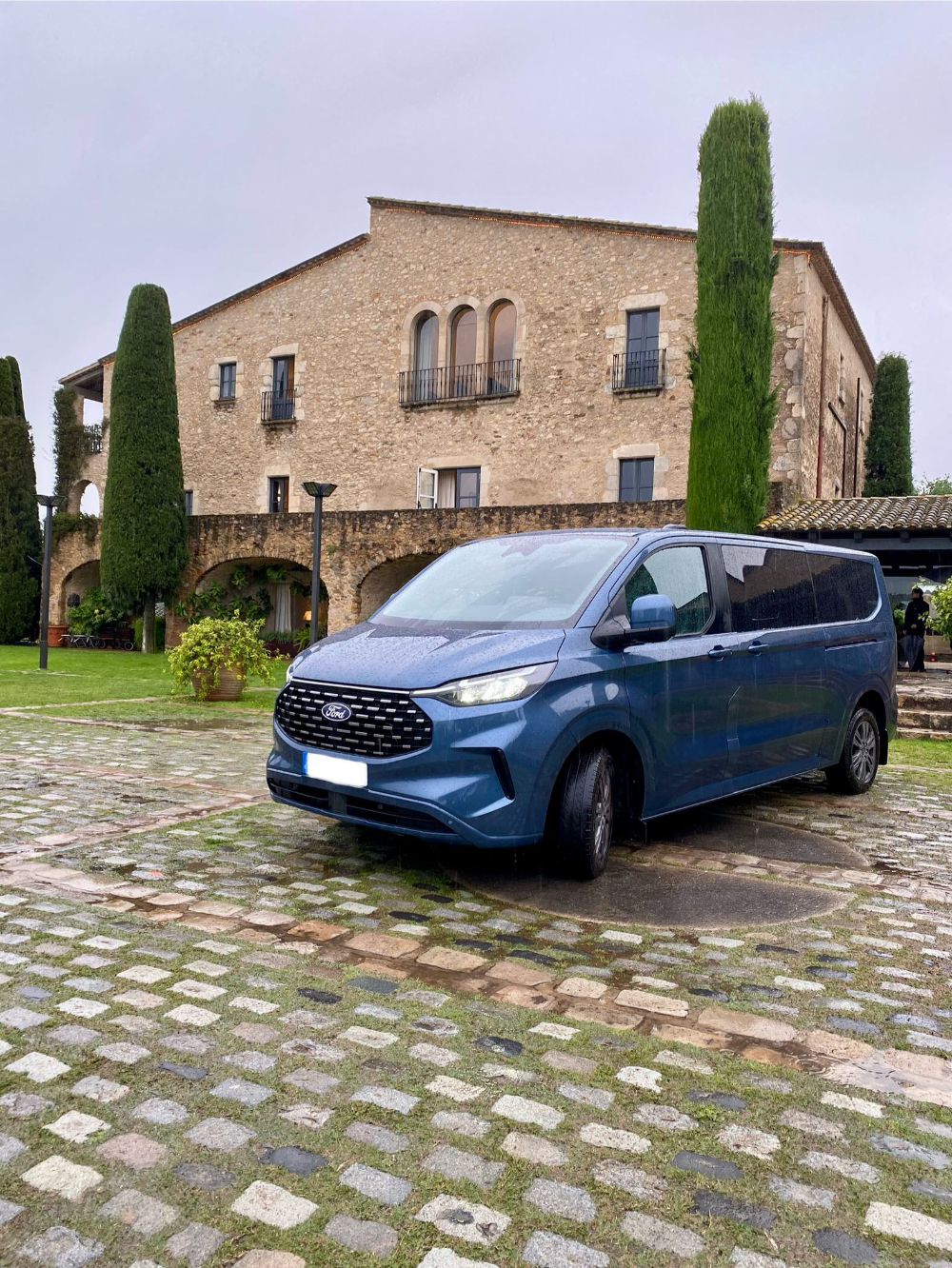 Furgoneta Easydrive davant la masia